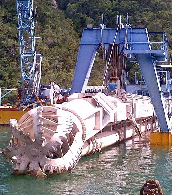 Testa fresante di un impianto dragante durante un intervento in acqua